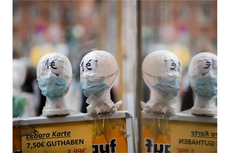 Immer mehr Menschen infizieren sich mit dem Coronavirus. Medizinische Masken sind weiterhin notwendig. Foto: Christoph Soeder/dpa