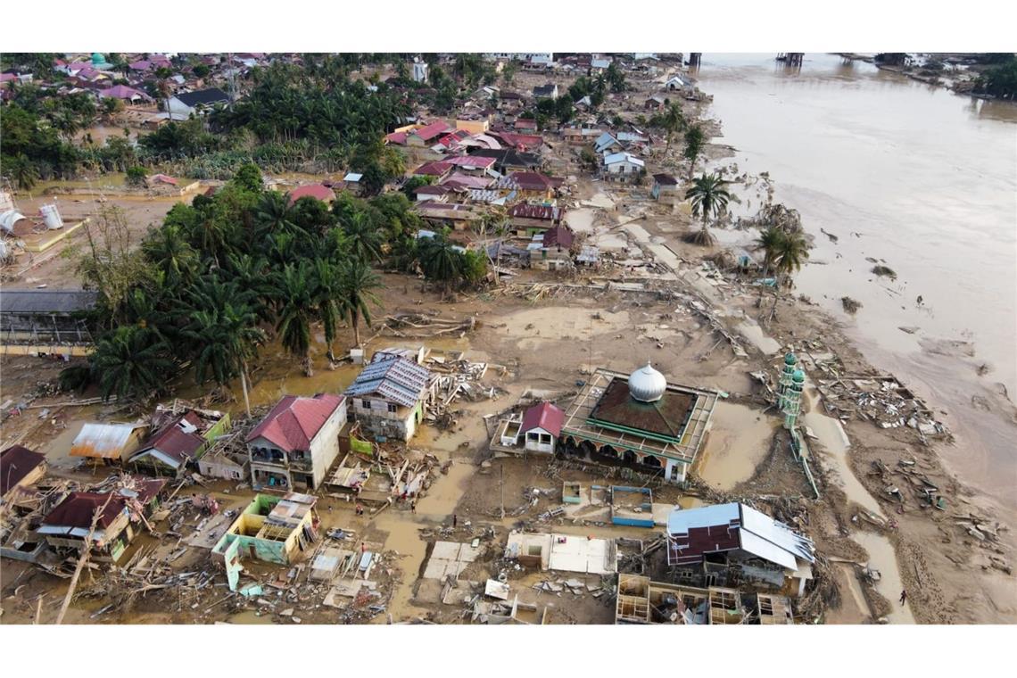 Immer mehr Menschen verlieren auf Sumatra ihre Häuser, werden vermisst oder sterben in der Flutkatastrophe, die als eine der schwersten der zurückliegenden Jahre gilt.