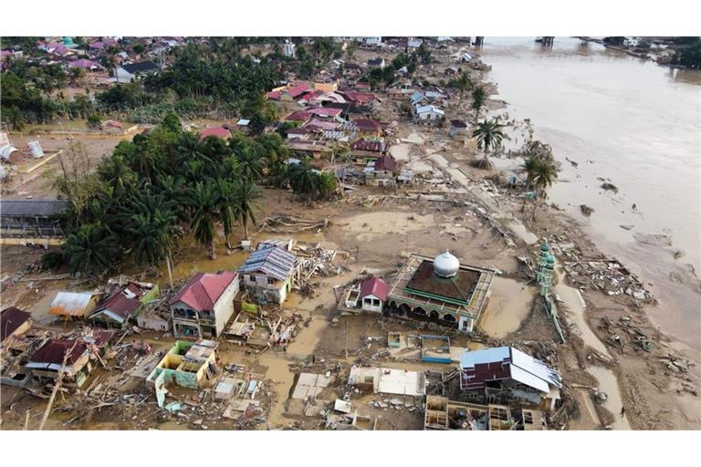 Immer mehr Menschen verlieren auf Sumatra ihre Häuser, werden vermisst oder sterben in der Flutkatastrophe, die als eine der schwersten der zurückliegenden Jahre gilt.