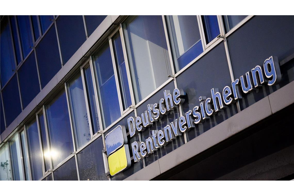 Immer mehr Rentner, immer weniger Beitragszahler: Das Rentensystem ächzt unter hohen Kosten.