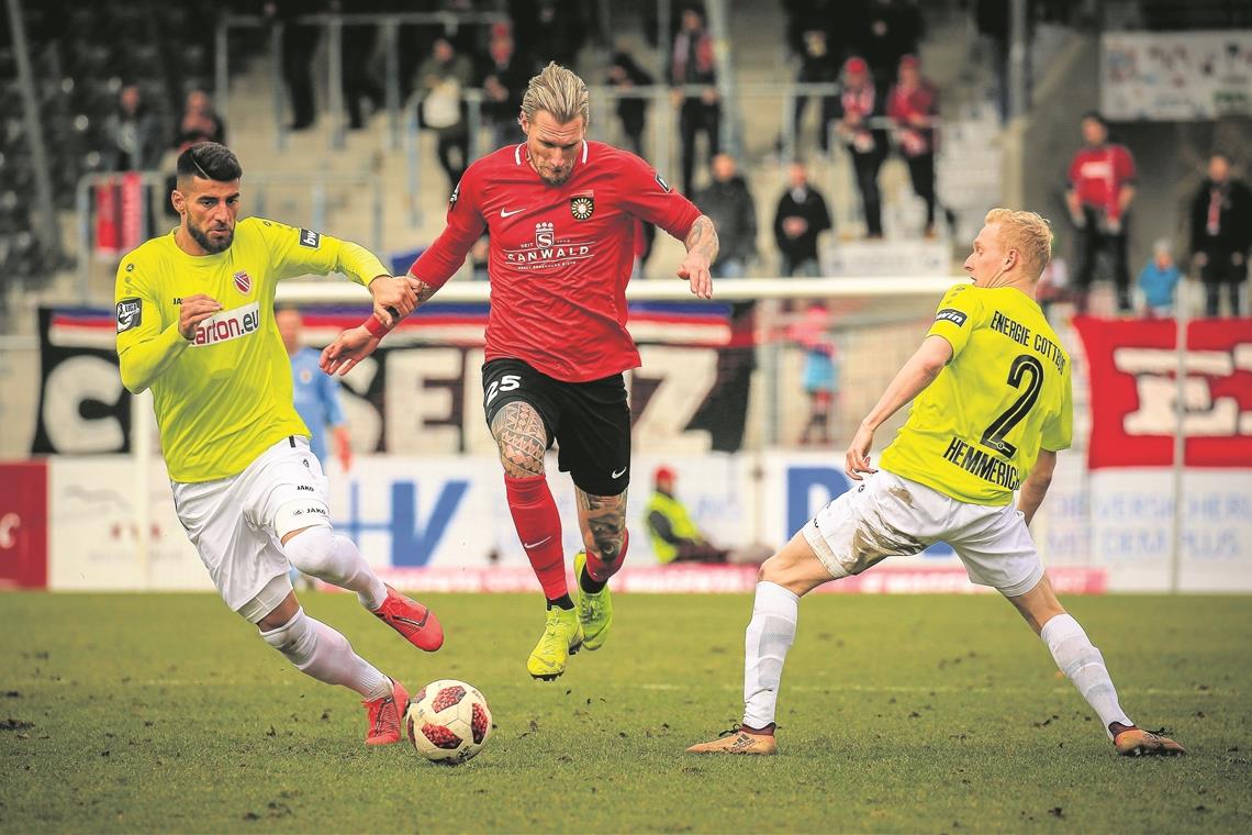 Immer mittendrin, wenn sich Großaspach dem Vergleich mit dem Ex-Bundesligisten Rostock stellte: Innenverteidiger Kai Gehring. Foto: A. Becher