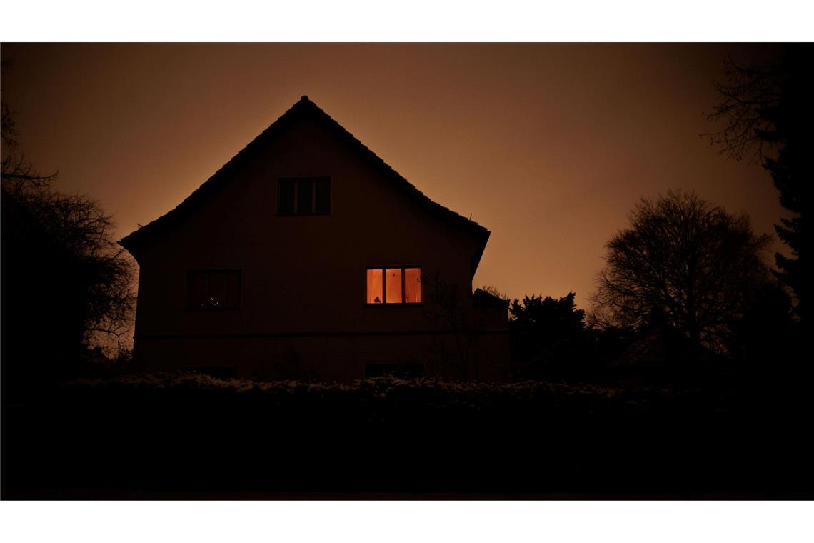 Immer noch ist Stromausfall im Südwestern Berlins und Kerzenschein erhellt ein Zimmer in einem Haus.