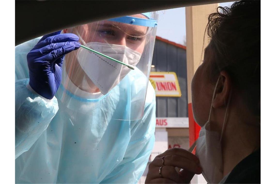 RKI: Besorgniserregende Corona-Mutanten bei fast 95 Prozent Immer noch wird in Deutschland nur ein Bruchteil der Abstriche auf Varianten des Coronavirus getestet. Foto: Wolfgang Kumm/dpa