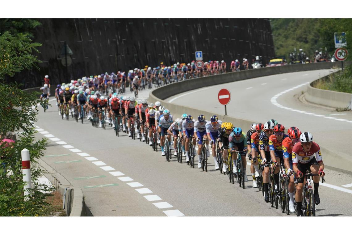 Immer schön der Reihe nach: Die Fahrer des Teams Lidl Trek führen auf der achtzehnten Etappe der Tour de France das Feld an.