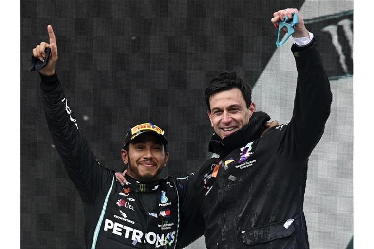 Immer skeptisch gegenüber der eigenen Leistung: Lewis Hamilton (l) und Motorsportchef Toto Wolff. Foto: Ozan Kose/POOL AFP/AP/dpa