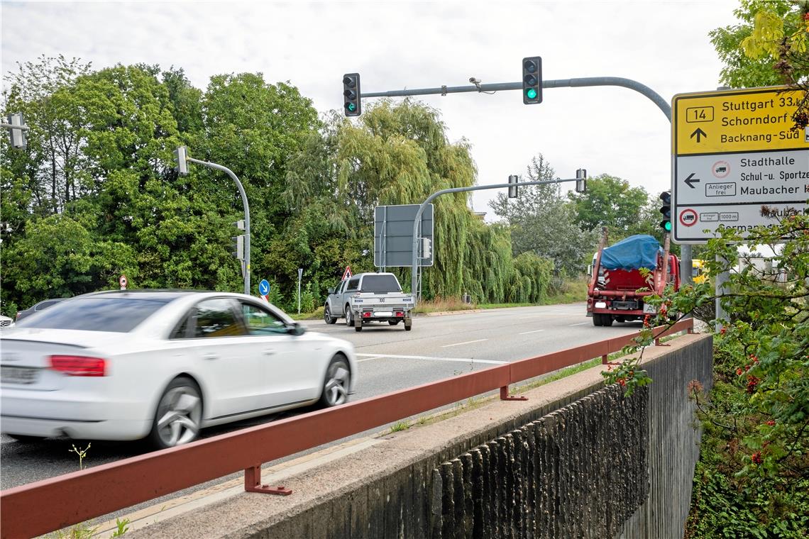 Immer, wenn Linksabbieger Grün haben, geht dies auf Kosten des Gegenverkehrs, der dadurch eingebremst wird. Wenn nächstes Jahr das Linksabbiegen in die Stadt und nach Maubach verboten wird, dann wird sich der Verkehrsfluss laut den Prognosen der Experten stark verbessern. Foto: A. Becher