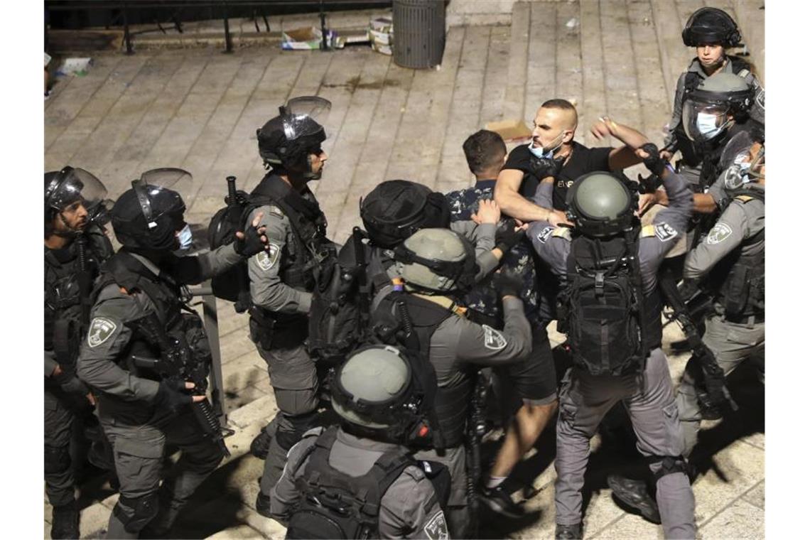 Keine Entspannung in Sicht - neue Angriffswelle in Israel Immer wieder bricht die Gewalt auf: Israelische Polizisten geraten vor dem Damaskustor in der Altstadt von Jerusalem mit zwei palästinensischen Männern aneinander. Foto: Mahmoud Illean/AP/dpa