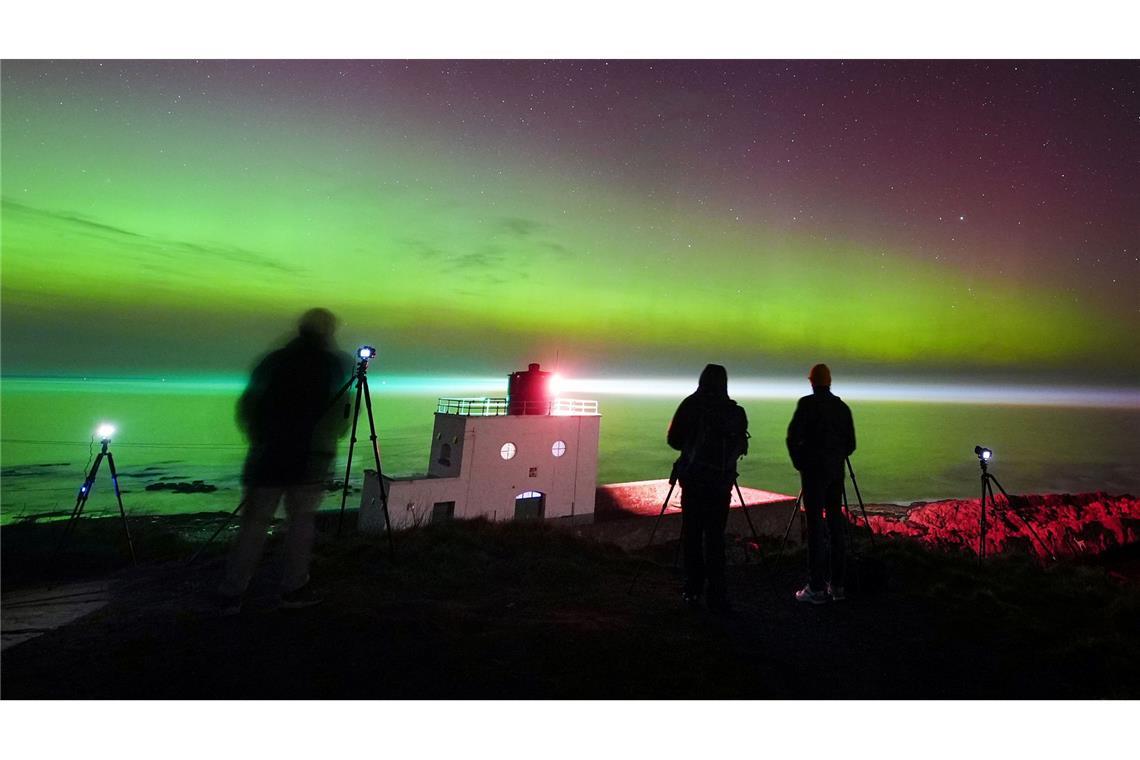 Immer wieder faszinierend: Fotografen beobachten Polarlichter über dem Leuchtturm von Bamburgh.