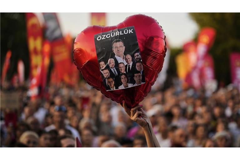 Immer wieder gibt es in der Türkei Demonstrationen für die Freilassung inhaftierter CHP-Politiker wie Ekrem Imamoglu. (Archivbild)