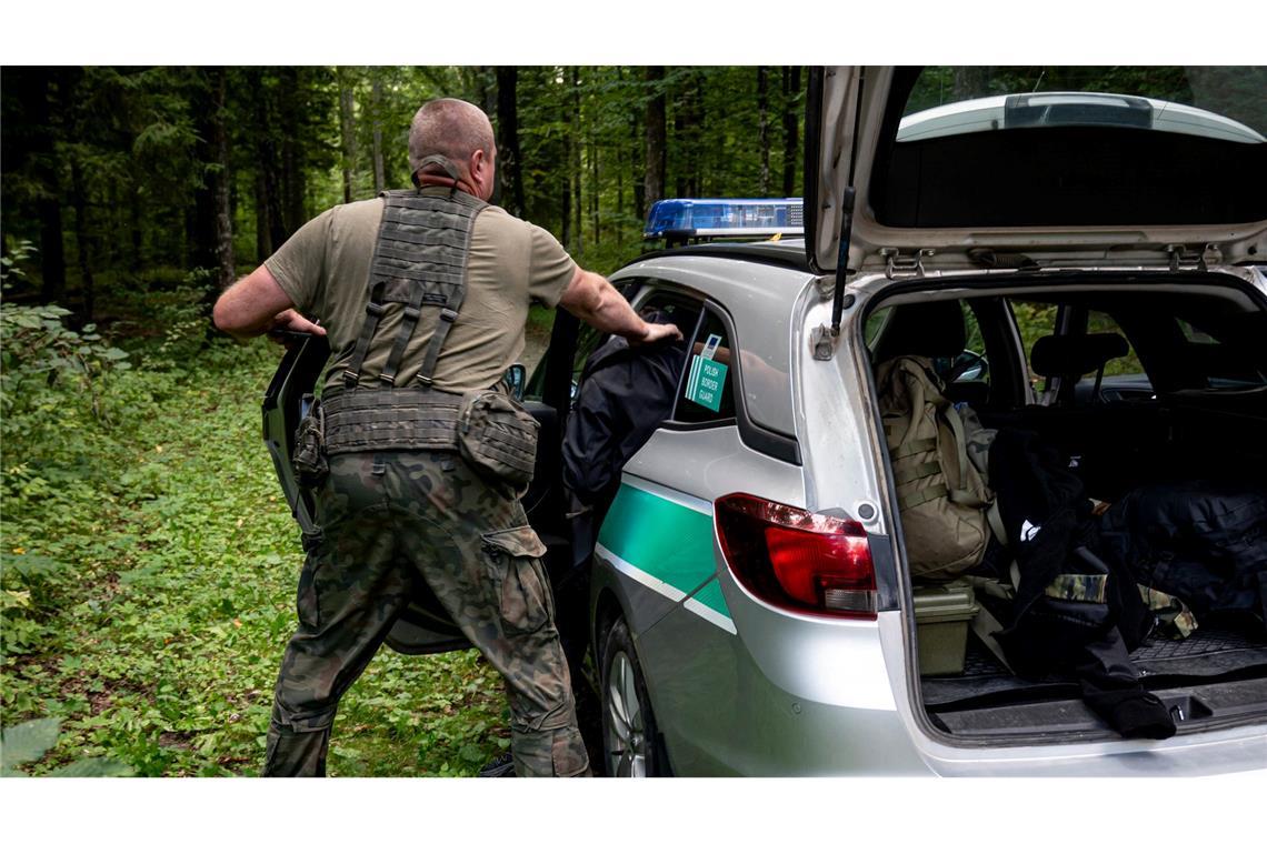 Polen registriert erneut mehr Migranten an Grenze zu Belarus Immer wieder greifen polnischer Grenzschützer Menschen auf, die es über die Grenze nach Polen geschafft haben. (Archivbild)