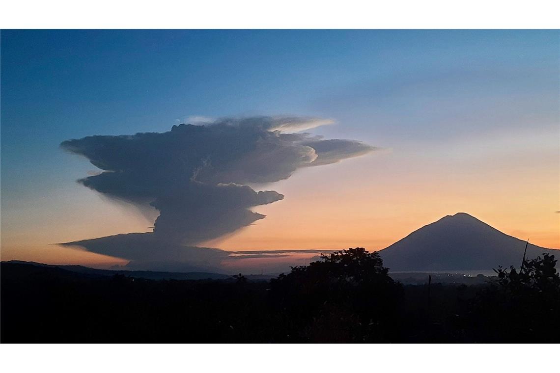 Indonesischer Vulkan spuckt zehn Kilometer hohe Aschesäule Immer wieder kommt es an dem Feuerberg zu Eruptionen, die Einwohner und auch Touristen in Schrecken versetzen. (Archivbild)