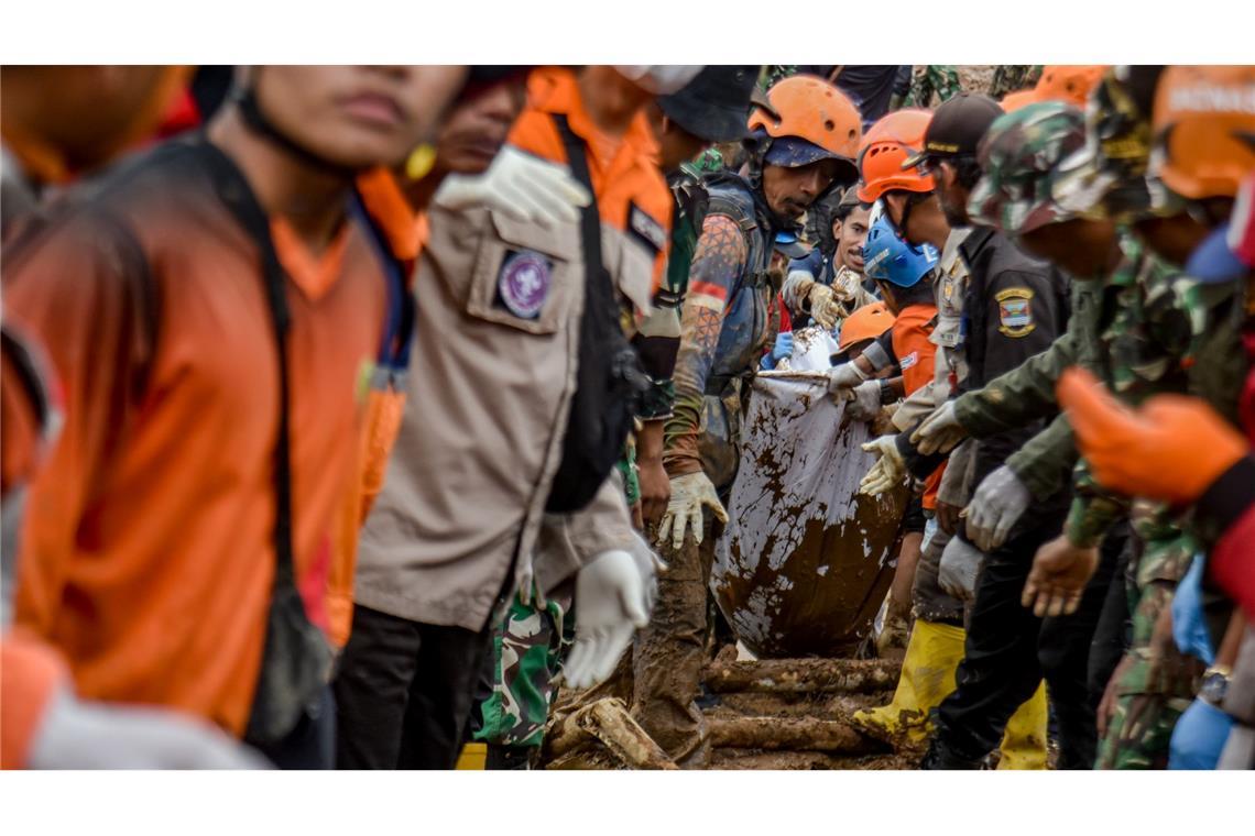 Immer wieder kommt es während der Regenzeit in Indonesien zu Erdrutschen.