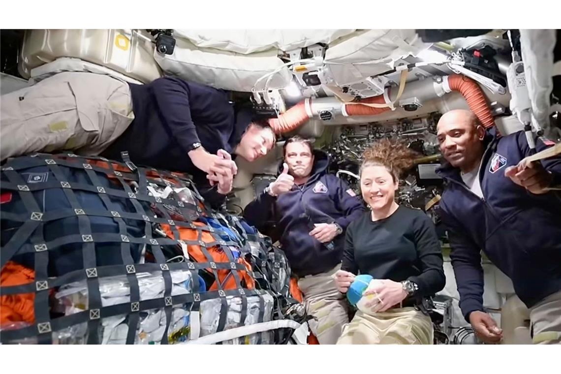 Immer wieder melden sich die Astronauten live aus der Kapsel.