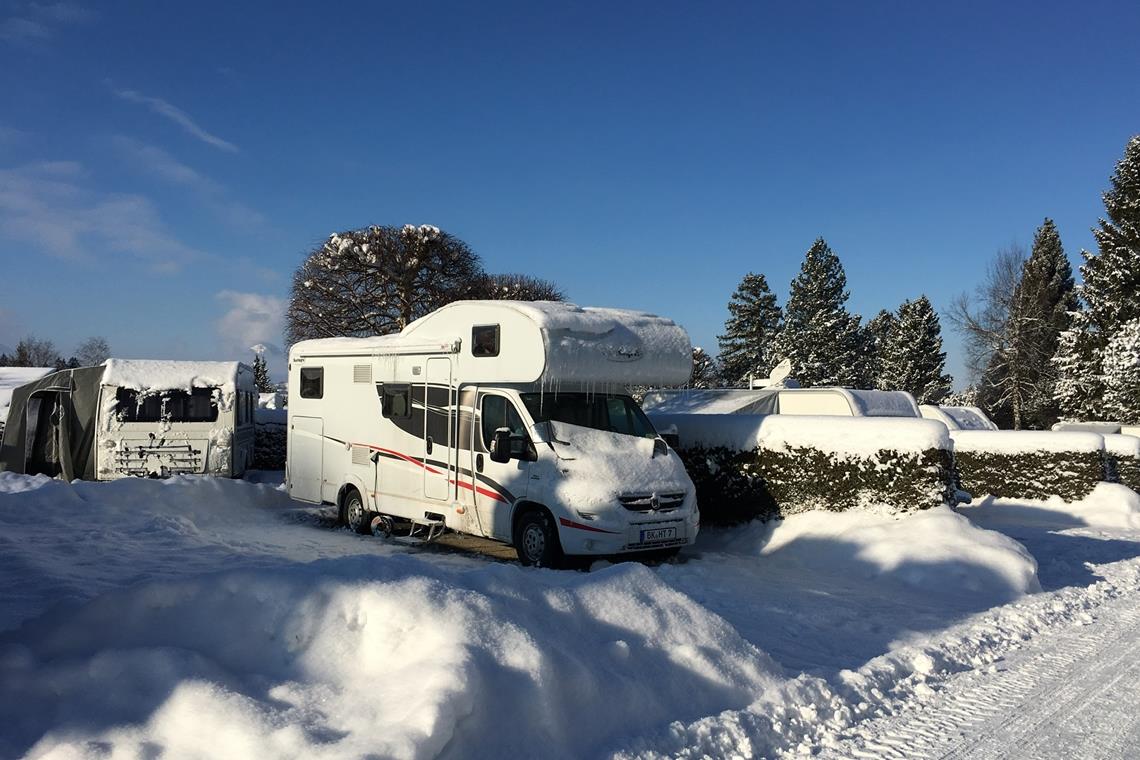 Immer wieder musste Familie Neidhardt aus Backnang beim Wintercamping Schneeschippen und Eiszapfen entfernen. Fotos: privat