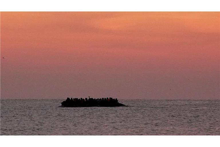 Immer wieder versuchen Menschen, auf kleinen Booten den Ärmelkanal nach Großbritannien zu überqueren. (Archivbild)