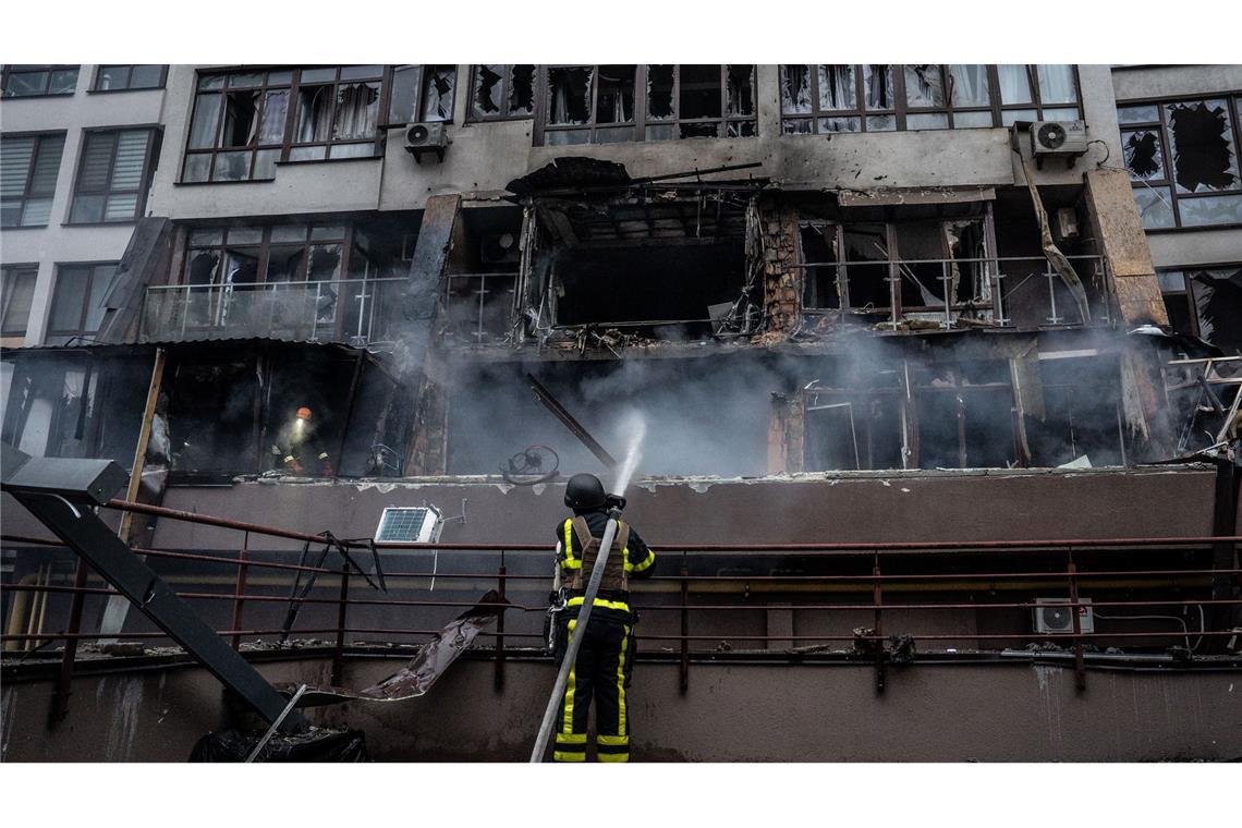 Immer wieder werden Gebäude auch in Kiew durch russische Luftangriffe schwer beschädigt. (Archivbild)