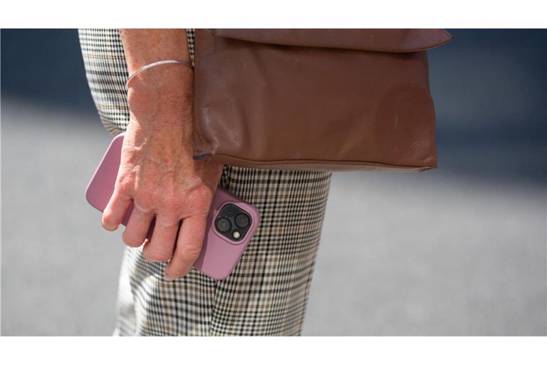 Immer wieder werden Passanten in London die Smartphones aus der Hand gerissen. (Symbolbild)