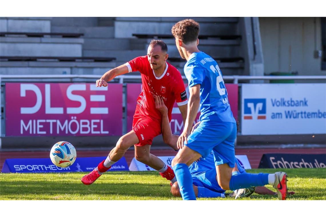 Immerhin, Aristidis Perhanidis (hinten) erzielte bei der 1:2-Niederlage sein erstes Saisontor für den SV Fellbach.