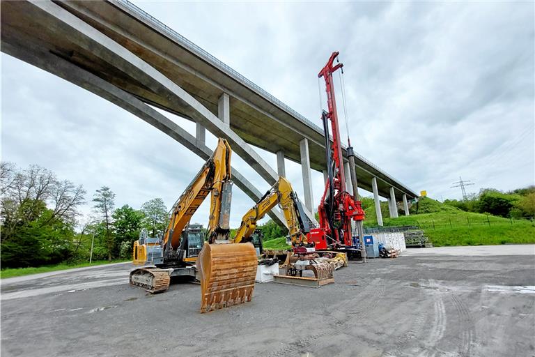 Immerhin, die ersten Baumaschinen des Unternehmens Wolff und Müller sind unterm seitherigen Viadukt schon in Stellung. Foto: privat