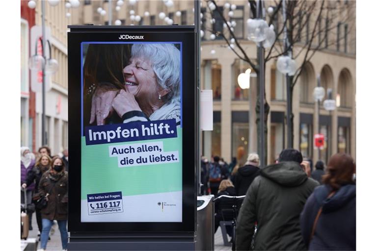 „Impfen hilft. Auch allen, die du liebst“ - Die Sieben-Tage-Inzidenz ist indes wieder leicht gestiegen. Foto: Oliver Berg/dpa