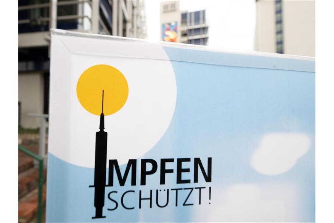 „Impfen schützt“: Ein Hinweisschild für ein Impfzentrum in Stuttgart. Foto: Bernd Weißbrod/dpa