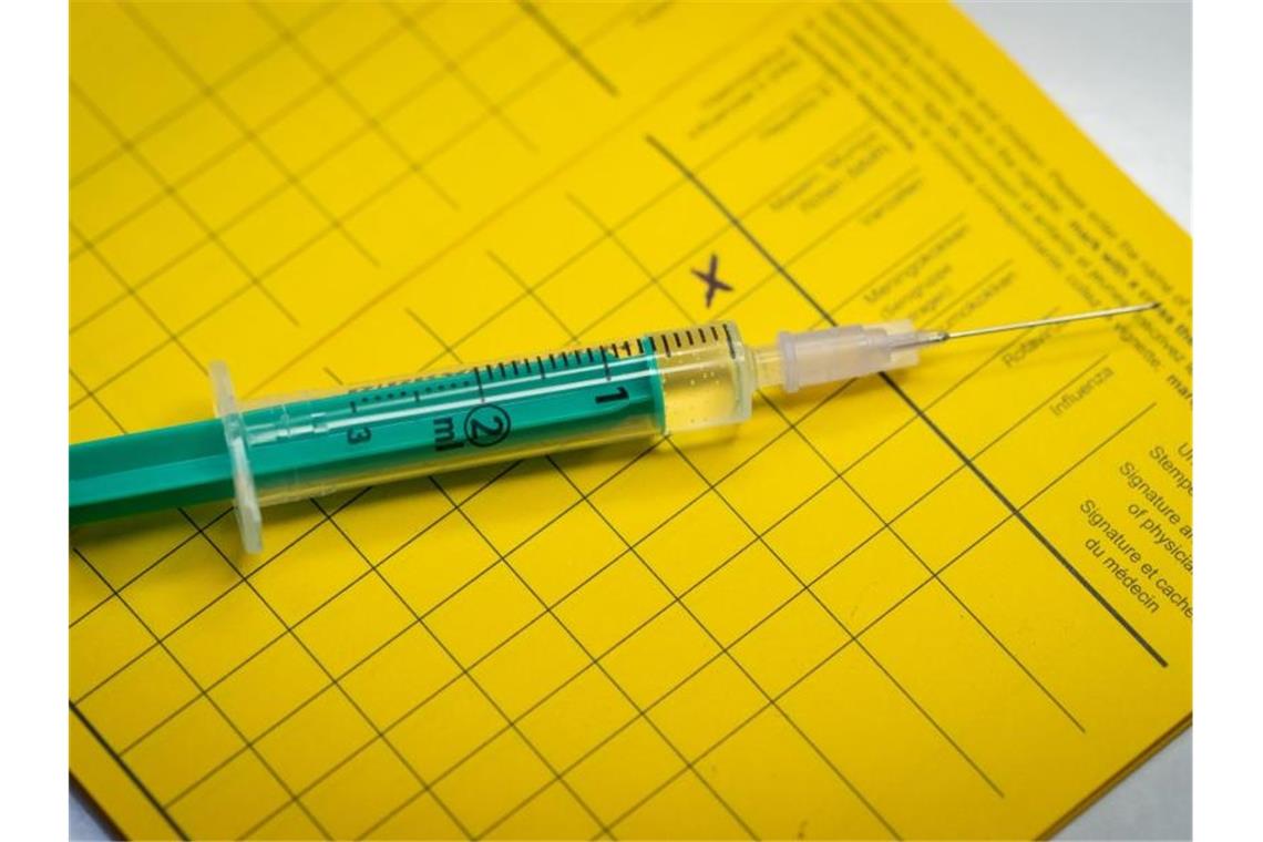 Impfpässe werden zunehmend gefälscht und zum Verkauf angeboten. Foto: Friso Gentsch/dpa/Illustration