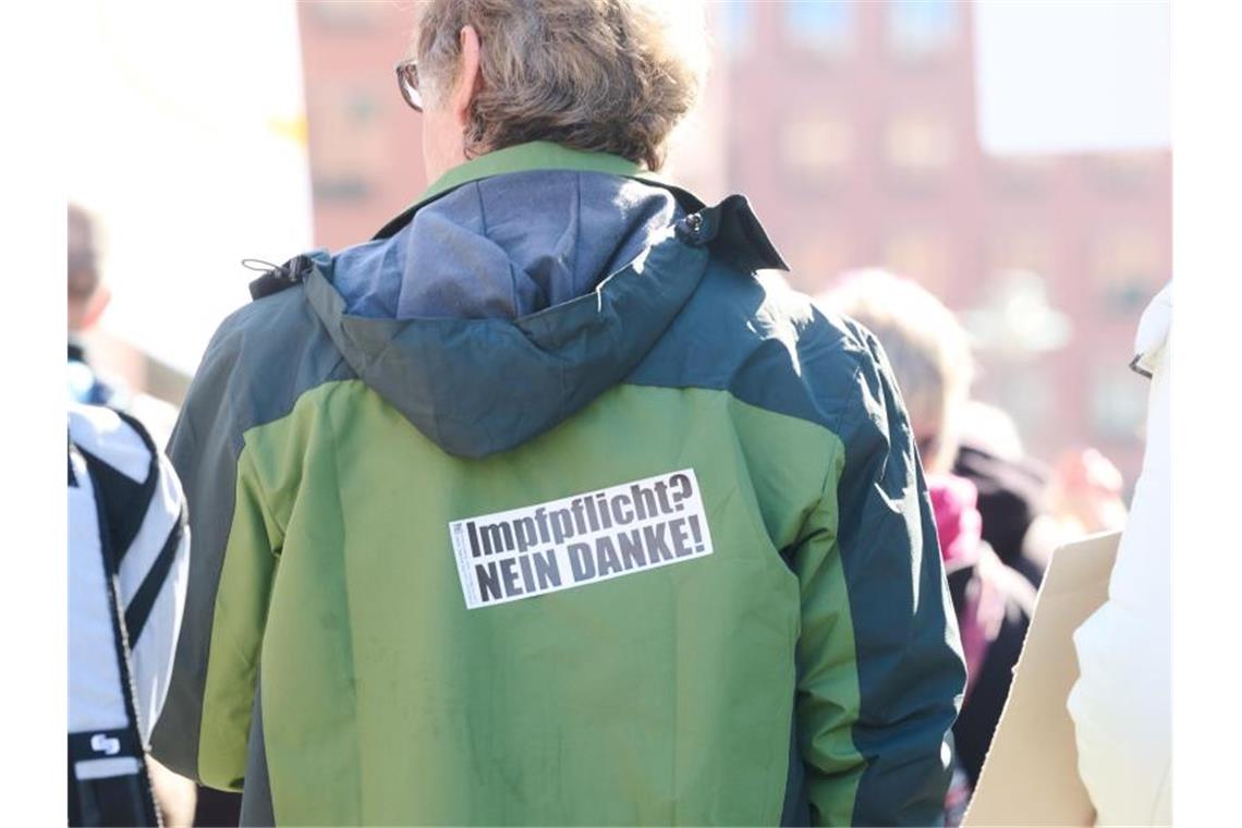 Impfpflicht: Kassen verteidigen Hinweis auf Papiermangel „Impfpflicht? Nein Danke!“ steht auf dem Rücken eines Demonstranten auf dem Potsdamer Platz in Berlin. Foto: Annette Riedl/dpa