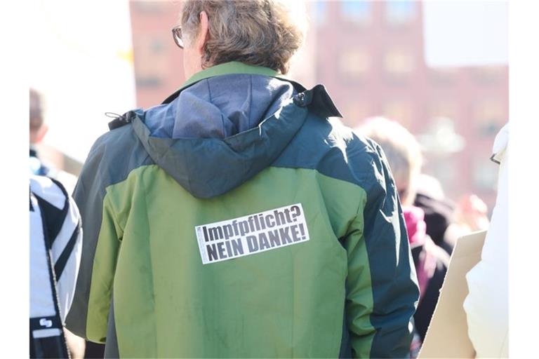„Impfpflicht? Nein Danke!“ steht auf dem Rücken eines Demonstranten auf dem Potsdamer Platz in Berlin. Foto: Annette Riedl/dpa
