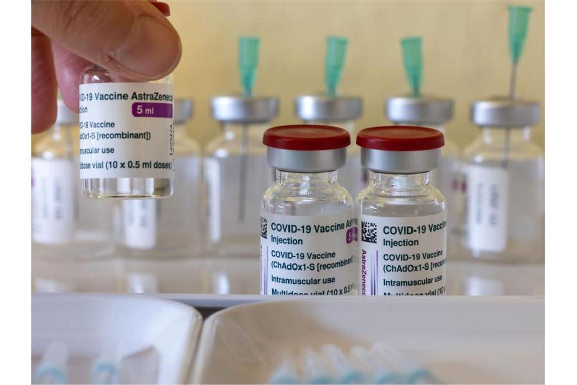 Impfstoff-Dosen von Astrazeneca stehen im Impfzentrum Apolda (Thüringen) für die Corona-Schutzimpfung bereit. Foto: Michael Reichel/dpa-Zentralbild/dpa
