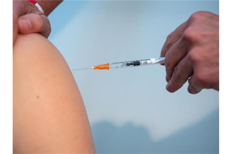 Impfung gegen das Coronavirus: Zwei, drei oder werden es am Ende sogar noch mehr?. Foto: Sven Hoppe/dpa
