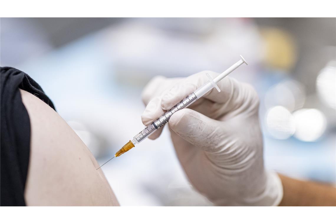 Impfungen wie gegen Grippe und Covid-19 werden laut RKI von Erwachsenen zu wenig genutzt (Symbolbild).