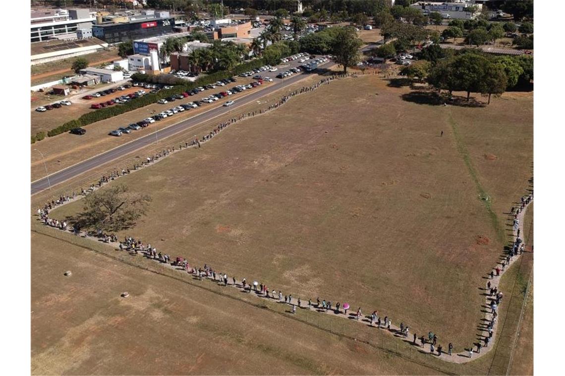Impfwillige in Brasilia. Foto: Eraldo Peres/AP/dpa