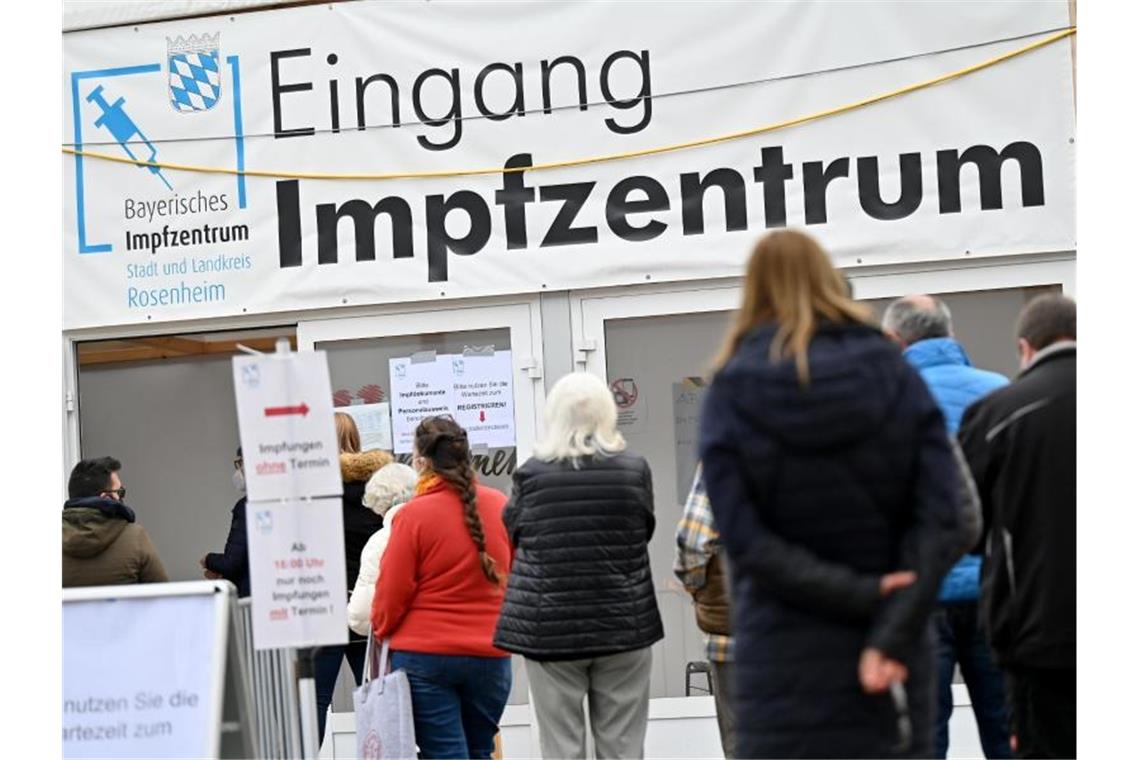 Impfwillige stehen vor dem Eingang des Impfzentrums in Rosenheim. Foto: Peter Kneffel/dpa