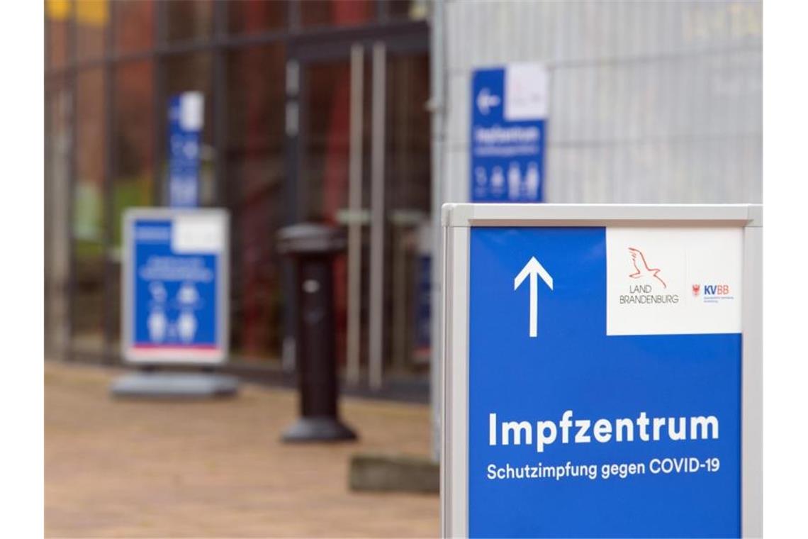 Angriffe auf Impfzentren befürchtet Impfzentrum in der Metropolishalle des Filmparks Babelsberg. Die Bundesregierung bereitet sich auf Angriffe gegen solche Institutionen vor. Foto: Soeren Stache/dpa-Zentralbild/POOL/dpa