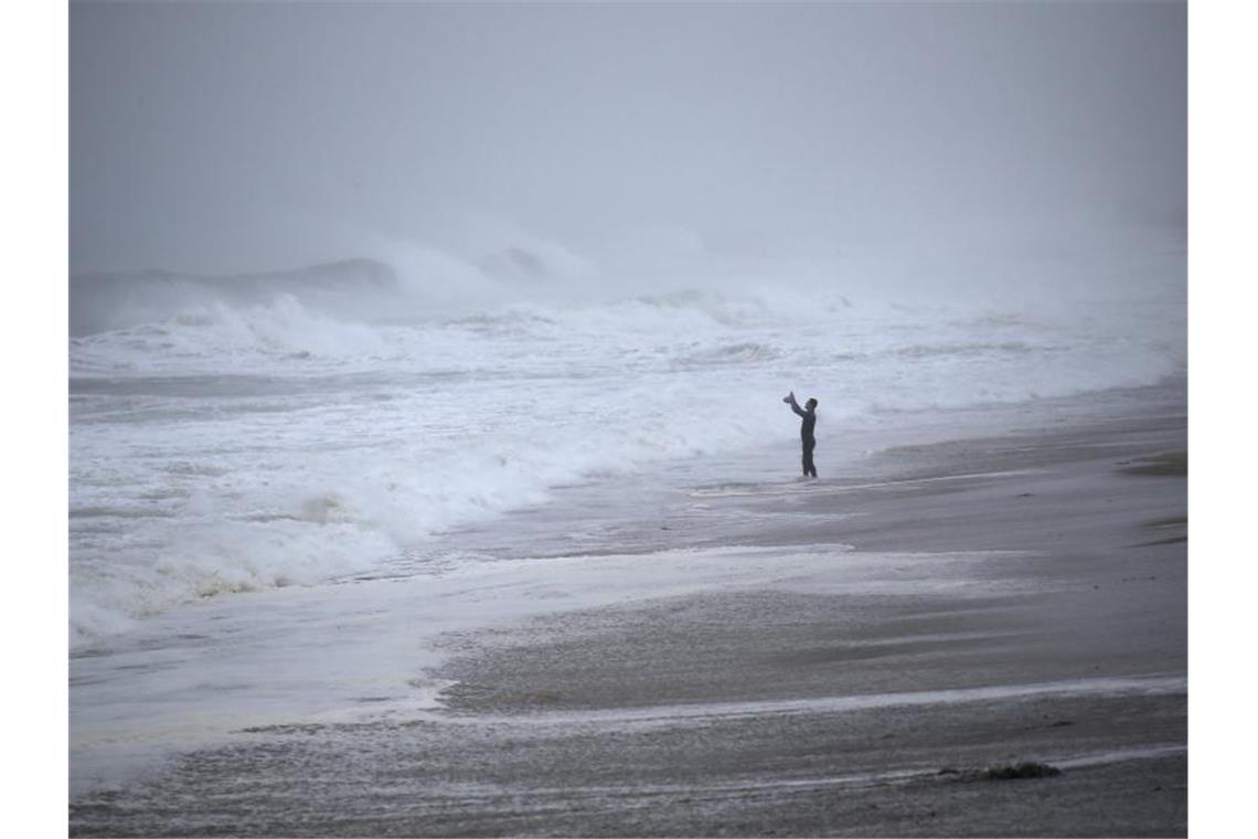 Imposante Gischt an der Küste vor Westerly, Rhode Island: Tropensturm „Henri“ ist im Anmarsch. Foto: Stew Milne/AP/dpa
