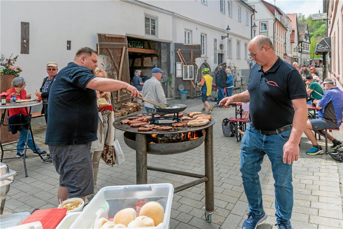 Impressionen vom Murrhardter Frühling 2026. Tobias Schupp grillt vor seinem alte...