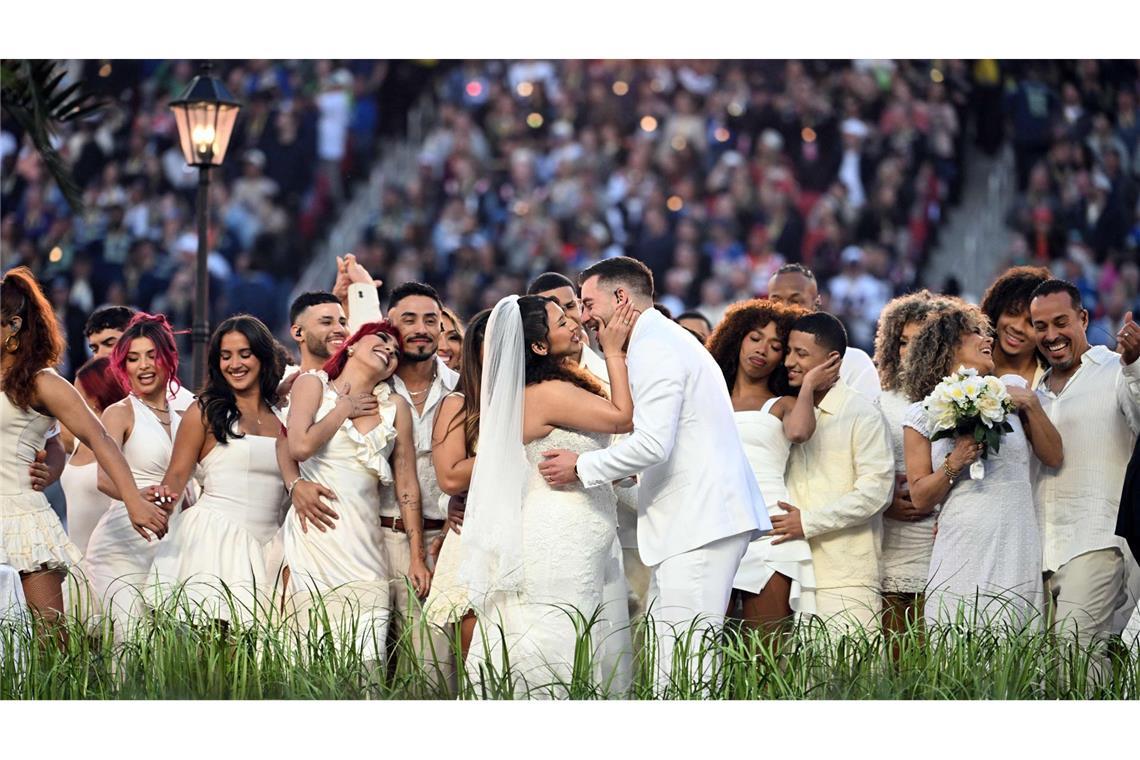Impressionen von der Halbzeitshow beim Super Bowl 60.