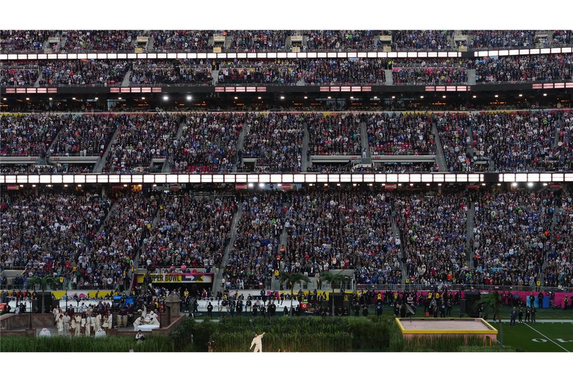 Impressionen von der Halbzeitshow beim Super Bowl 60.