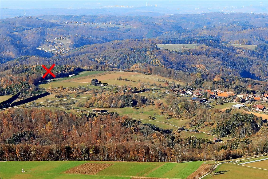 In 375 Metern Entfernung zum Ortsrand von Großhöchberg soll der Funkmast gebaut werden (rotes Kreuz). Archivfoto: Florian Muhl