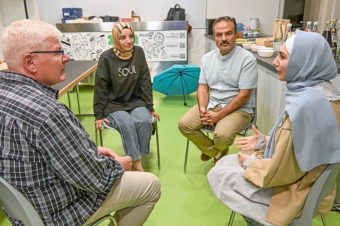 In 4er Gruppen reden die Teilnehmenden über das Thema „Vorurteile“ und tauschen Erfahrungen aus. Von links: Michael, Neslihan, Cagdas und Shahed. Foto: Tobias Sellmaier