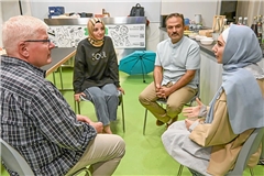 In 4er Gruppen reden die Teilnehmenden über das Thema „Vorurteile“ und tauschen Erfahrungen aus. Von links: Michael, Neslihan, Cagdas und Shahed. Foto: Tobias Sellmaier
