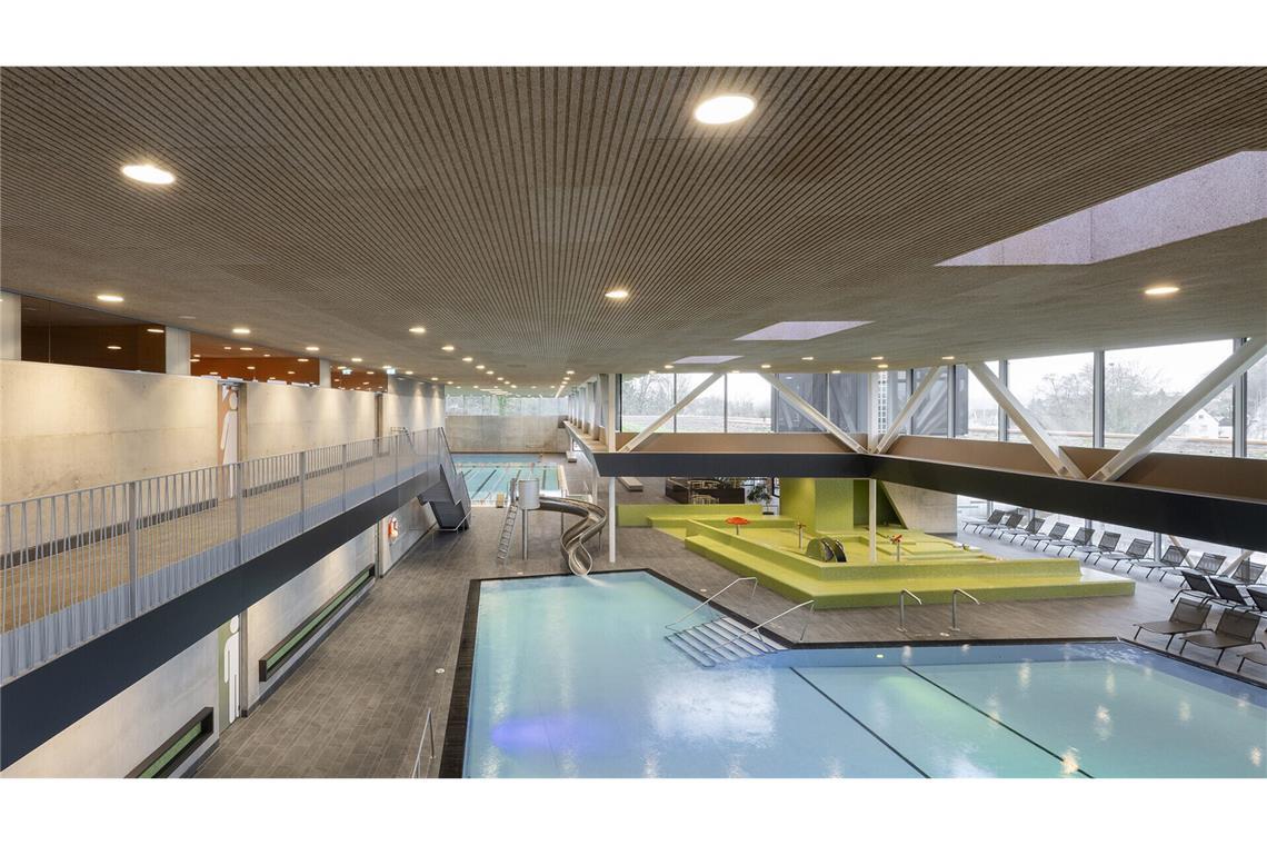 In Aalen befindet sich das Hirschbachbad mit Schwimm- und Spaßbecken und Außenbereich. Adresse: Hirschbachstraße 68,73431 Aalen. Das Freibad hat ab 9 Uhr geöffnet, das Hallenbad montags ab 10 Uhr, dienstags bis freitags ab 6.15  Uhr,  samstags, sonntags, feiertags  ab 8 Uhr. Es stammt von den Stuttgarter 4a Architekten.
