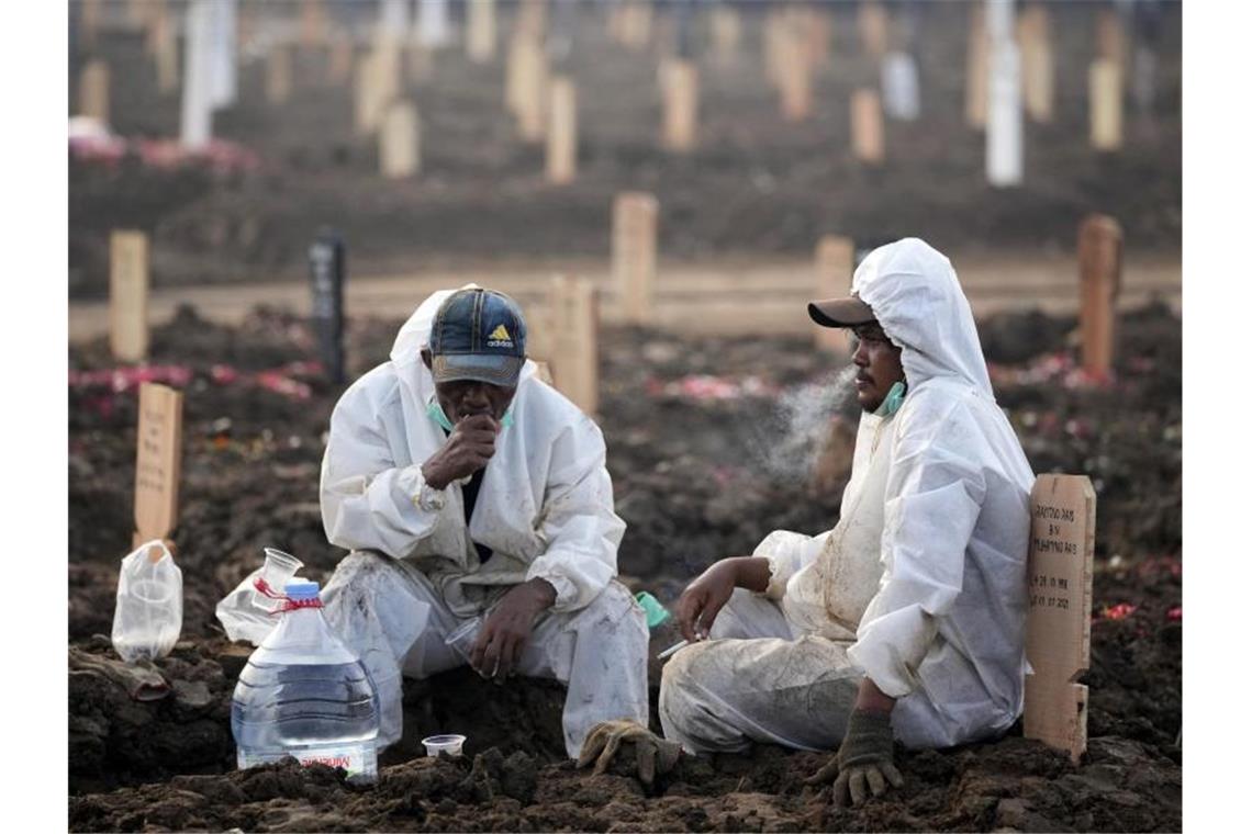 In absoluten Zahlen wurden die meisten Corona-Todesfälle bislang aus den USA gemeldet. Doch auch in Ländern wie Indonesien (im Bild) sterben viele Menschen in Zusammenhang mit Sars-CoV-2. Foto: Dita Alangkara/AP/dpa