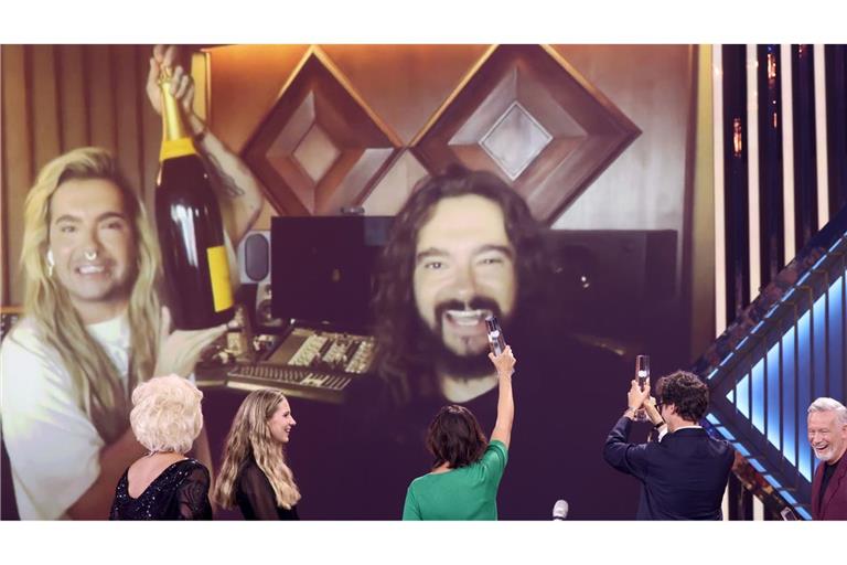 In Abwesenheit freuen sich Tom (Leinwand, r) und Bill Kaulitz bei der Verleihung des Deutschen Fernsehpreises mit dem Team über die Auszeichnung in der Kategorie „Beste Unterhaltung Reality“ für „Kaulitz & Kaulitz Staffel 2“.