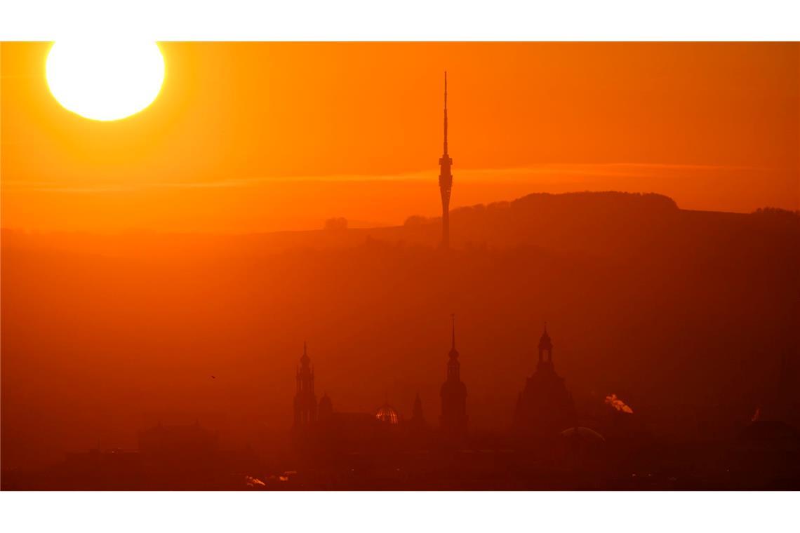 In aller Pracht geht die Sonne über Dresden auf.