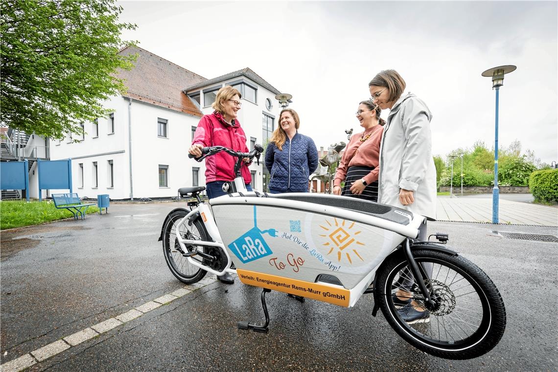 Lastenradverleih in Allmersbach im Tal gestartet In Allmersbach im Tal startete am gestrigen Donnerstag der Lastenradverleih. Die Gemeinde ist damit ein Vorreiter in der Region. Bei der ersten Fahrt dabei (von links): Anita Kaupert, Sabine Fritz, die erste Fahrerin Sabrina Gruhler und Bürgermeisterin Patrizia Rall. Fotos: Alexander Becher