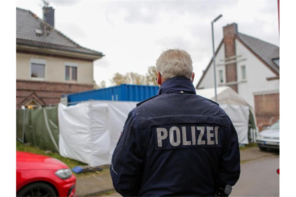 In Alsdorf wird ein Haus von der Polizei durchsucht. Hier wurde ein Verdächtiger im Missbrauchsfall von Bergisch Gladbach festgenommen. Foto: Dagmar Meyer-Roeger/dmp press/dpa/Archiv