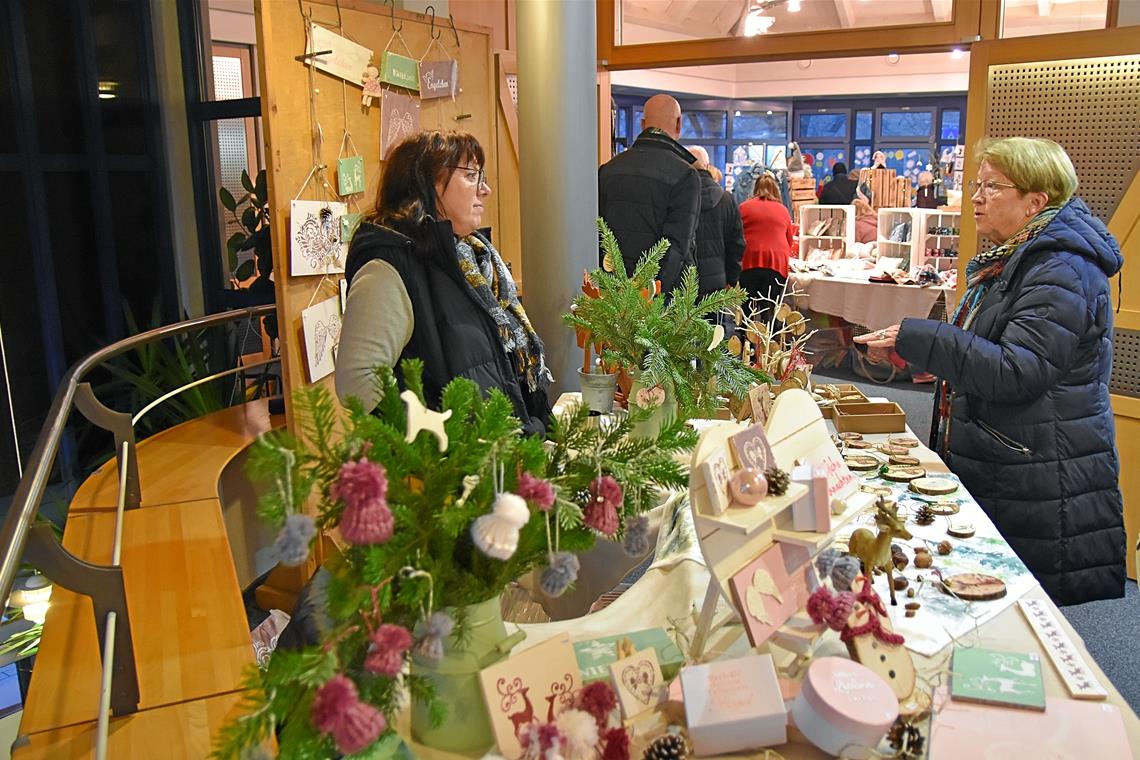 Weihnachtsmärkte in der Region: Zwischen Nostalgie und Partystimmung In Althütte findet der Markt im und vor dem Rathaus statt. Hobbykünstler aus dem Ort präsentieren hier unter anderem weihnachtliche Dekoartikel.