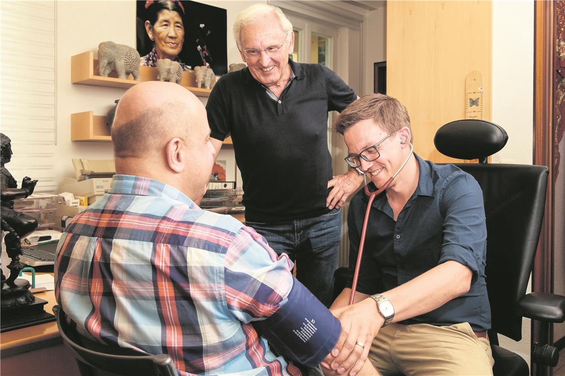 Ärztemangel greift um sich In Althütte hat es mit der Nachfolge geklappt: Benjamin Tscheuschner (rechts) übernahm 2017 die Praxis von Walter Mast (Mitte). Archivfoto: A. Becher