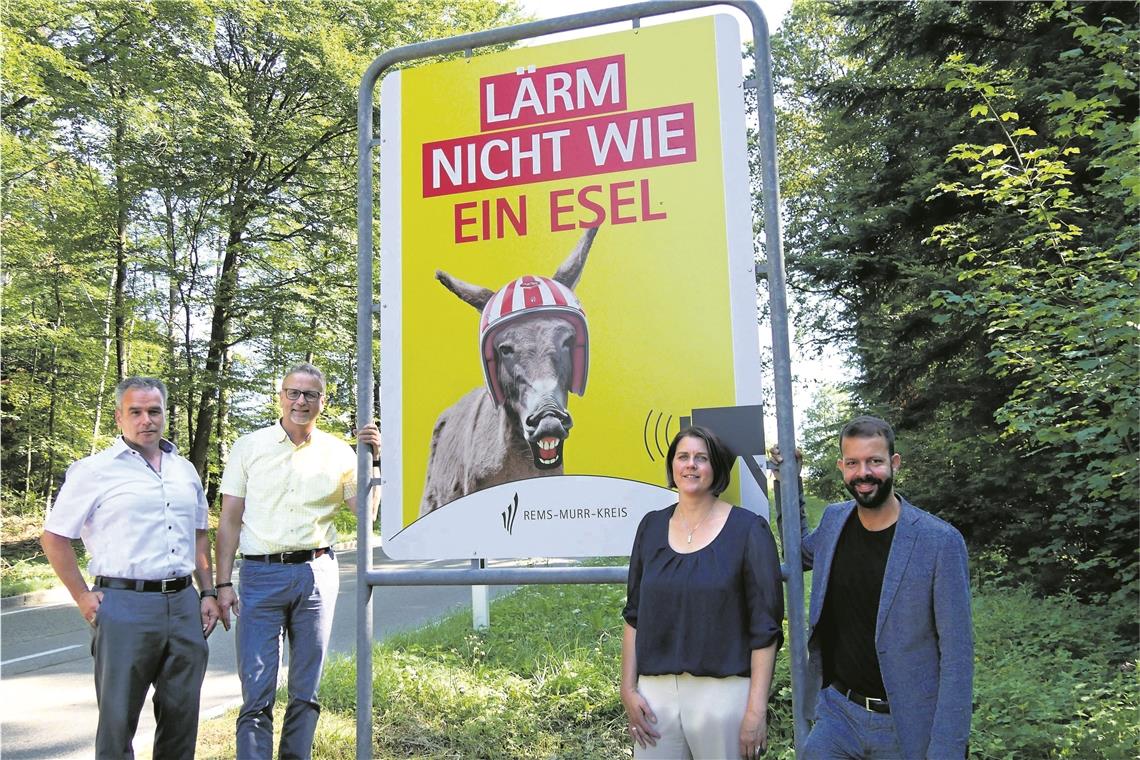 In Althütte steht eines der neuen Lärmschutzschilder des Landratsamts. Von links: Roman Böhnke (Leiter Ordnungsamt Rems-Murr-Kreis), Reinhold Sczuka (Bürgermeister Althütte), Katja Müller (Bürgermeisterin Kaisersbach) und Peter Zaar (Erster Landesbeamter Rems-Murr-Kreis).